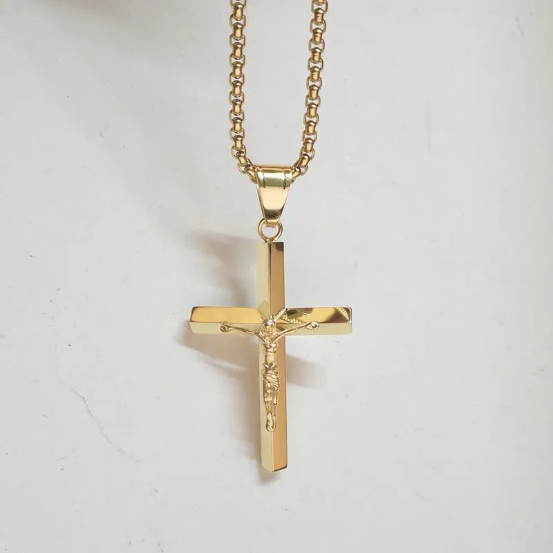 Hänghalsband Crucifix Female Gold Jesus Cross Halsband för män Kvinnor Julklapp Rostfritt stål Kristen smycken Dropendant