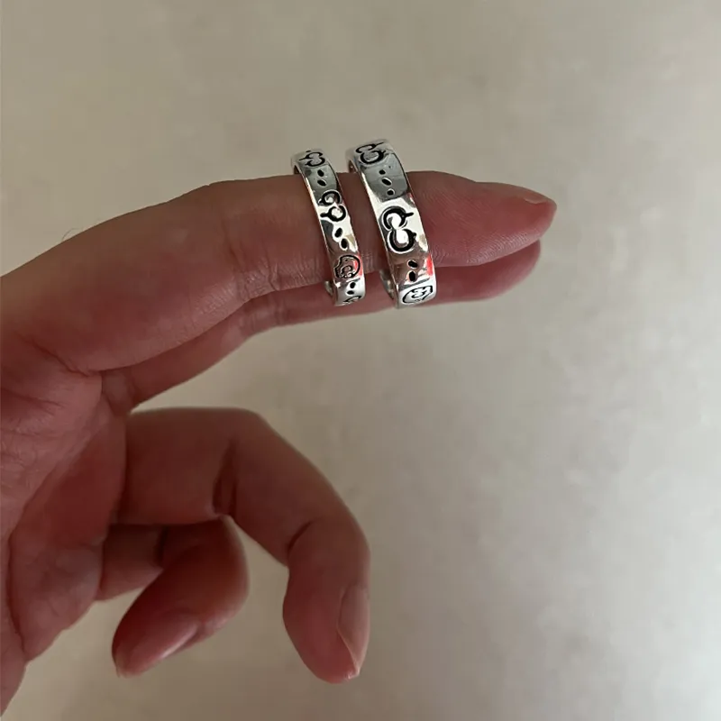 Anello da dito con lettera con testa di teschio da donna con timbro con lettere fantasma Anelli per gioielli di moda per feste regalo Taglia USA 5-11