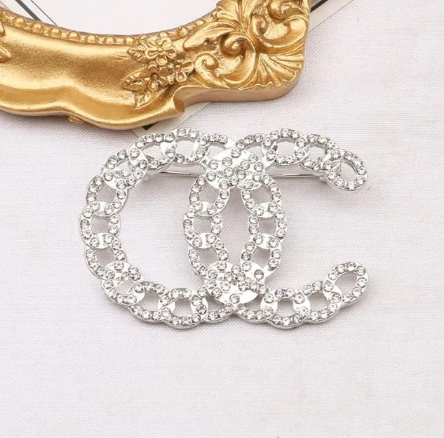 22SS guld silver kvinnor bokstäver broscher kvalitet ihålig kedja liten söt vind pläterad pärla kristall kostym parti presentspecifikationer