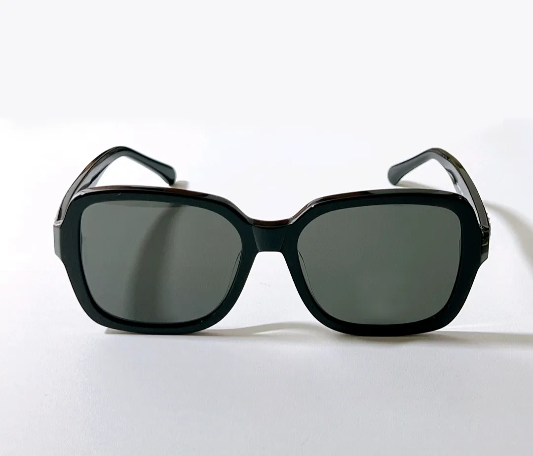Sleek Black Rectangular Sunglasses BRAND NEW Sleek Black Rectangular Sunglasses – LensKandy main image 3