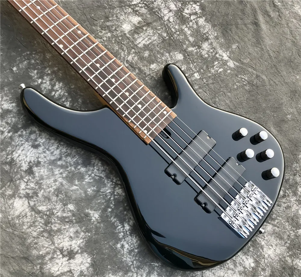 黒い6弦エレクトリックベースギター：深く、共鳴する音のためのプロの