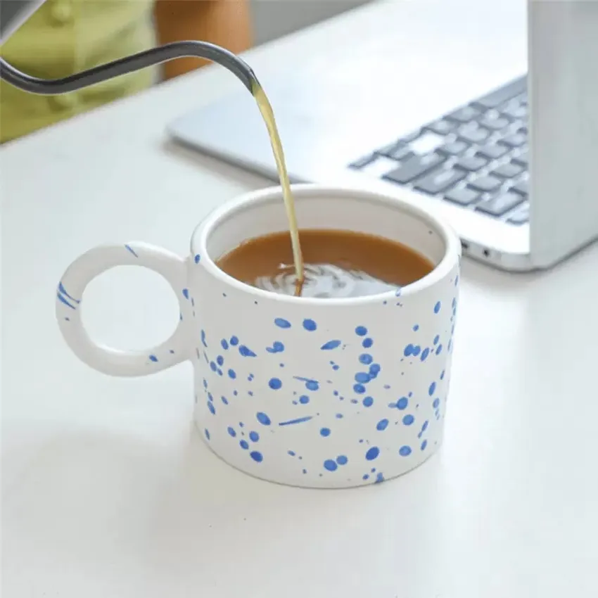 Bicchieri Moda Tazze in ceramica Semplice grande orecchio Tazza da caffè fatta a mano Colori creativi Tazza da caffè Porcellana