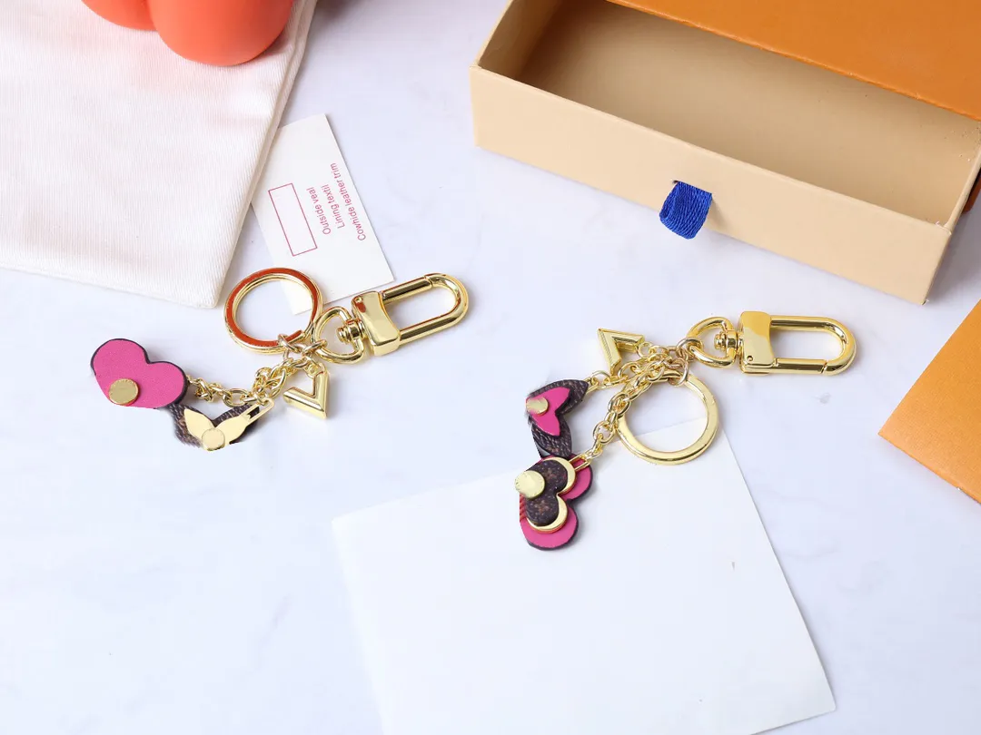 Nyckelringar Lanyards Luxury Designer Keychain Classic Brand Key Buckle Flower Letter Key Chain Handgjorda Keychains Högkvalitativa män Kvinnor Väskor hänge