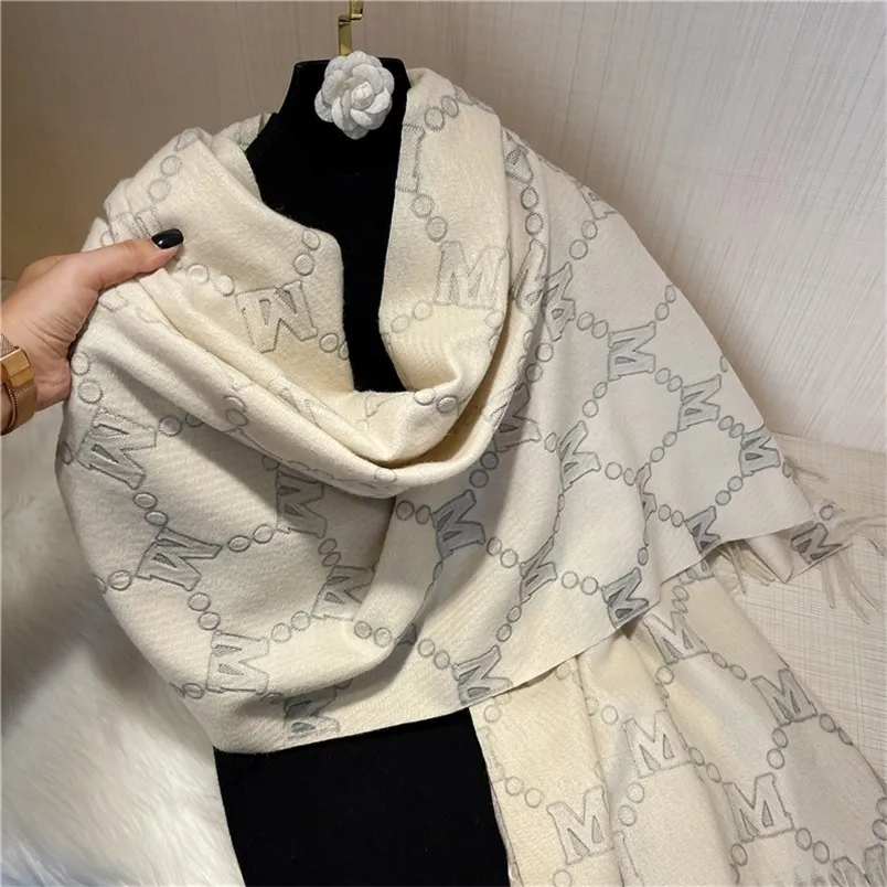 Luxury merk Winter Winter Women SCRANF M Letter Afdruk Grote sjaal Wrap Warm Cashmere Dekens Designer Muffler Vrouw Foulard Bandana 220812