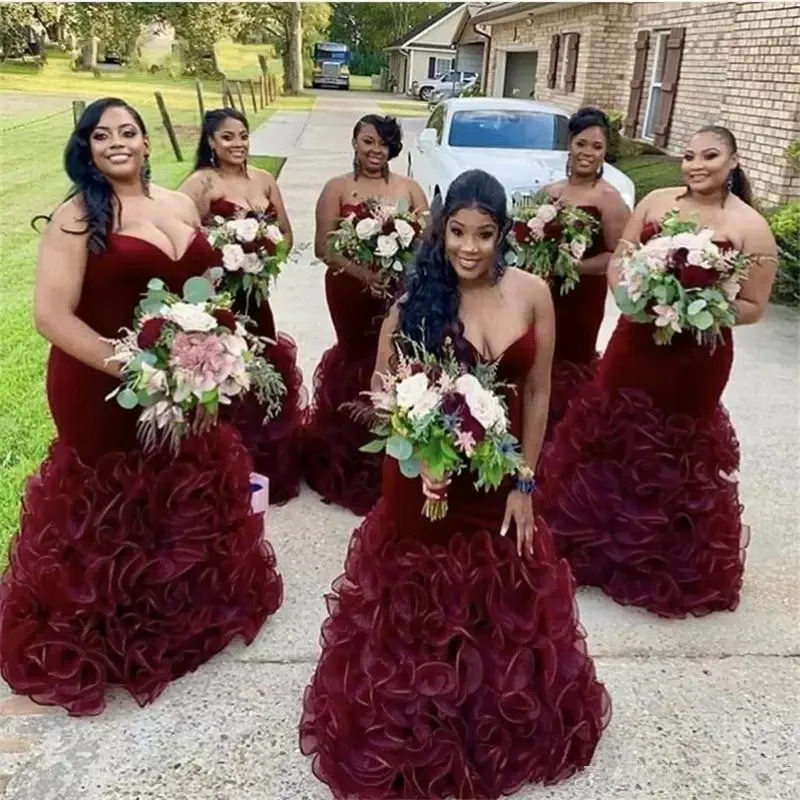 Burgundy Bridesmaid Dresses Sweetheart Neckline Ruched Ruffles Mermaid Golv Längd Plus Storlek Maid of Honor Gown Country Wedding Wear