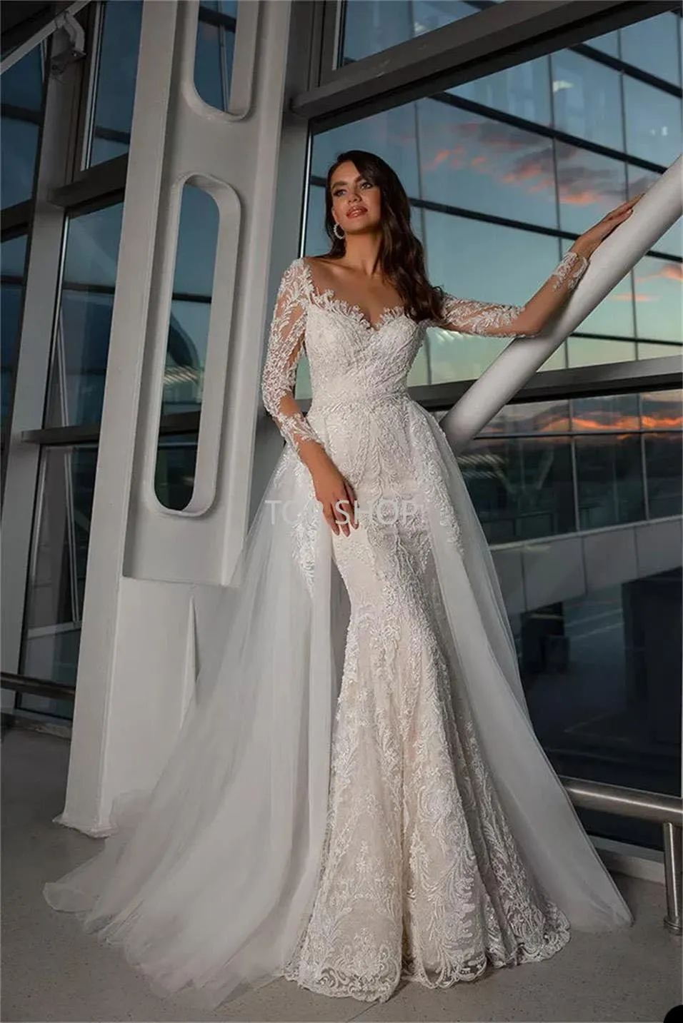 Abiti da sposa eleganti Abiti con scollo a V Appliques Pizzo Senza maniche lunghe Treno staccabile Senza schienale Una linea Abiti da sposa Vestidos De Novia EE