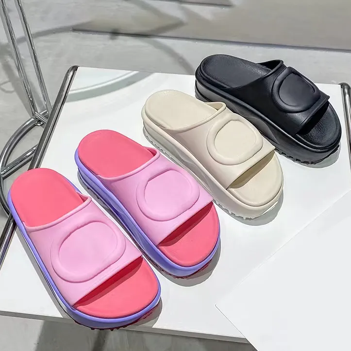 Zapatillas de moda Designador de flip de lujo Sandalias más nuevas Sandalias Menores Mujeres Playa de verano Tobogán de tobogán de interior de verano