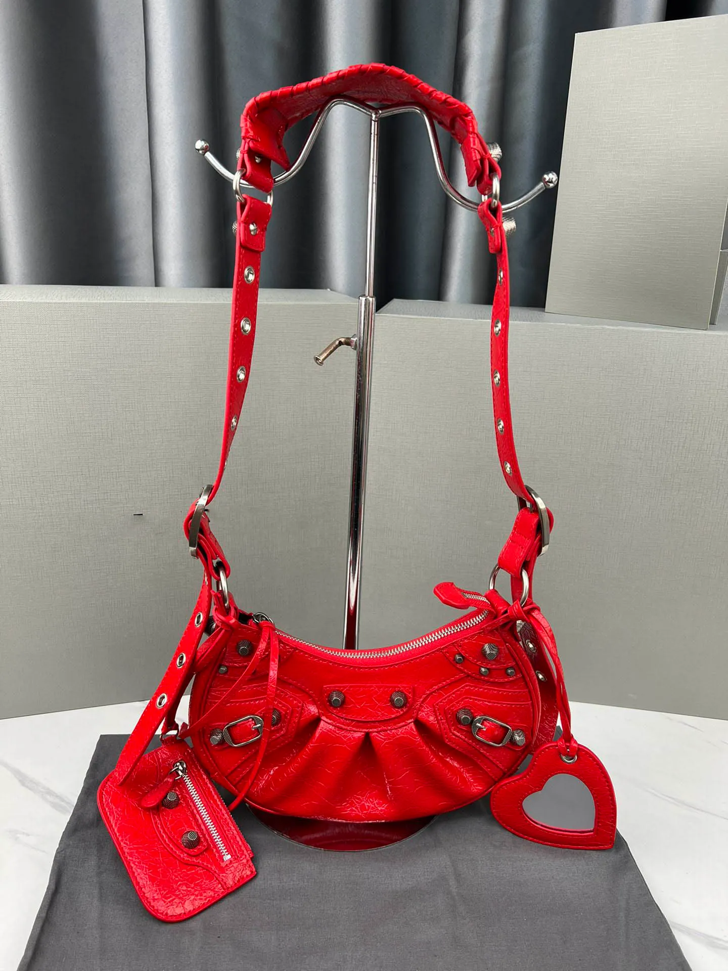 Designer Genuine Leather Le Cagole Le Cagole Bag For Women Luxury Fashion  Crossbody In Pink, Crocodile Pattern, Available In Black, Silver, And Red  YI550 From Qinwa988, $34.7