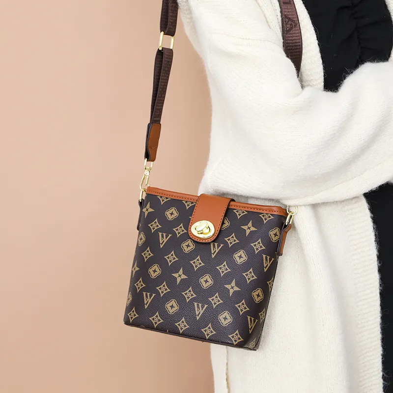 2022 Womens Luxury Chain Square Shoulder Bag High Quality Small Square Trending Shoulder Bags