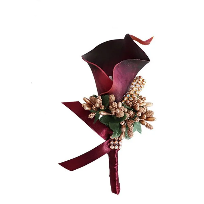 Ghirlande di fiori decorativi 5 pezzi / lotto Vino rosso Matrimonio Sposo Groomsman Fiore all'occhiello Fiore artificiale PU Calla Lily Prom Corsage Uomo