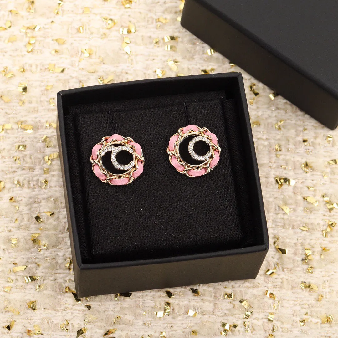 2022 Earramento de queda de charme de alta qualidade com diamante em couro genuíno rosa em 18k, formato redondo oco de 18k para mulheres, presente de jóias, com carimbo de caixa ps4033a