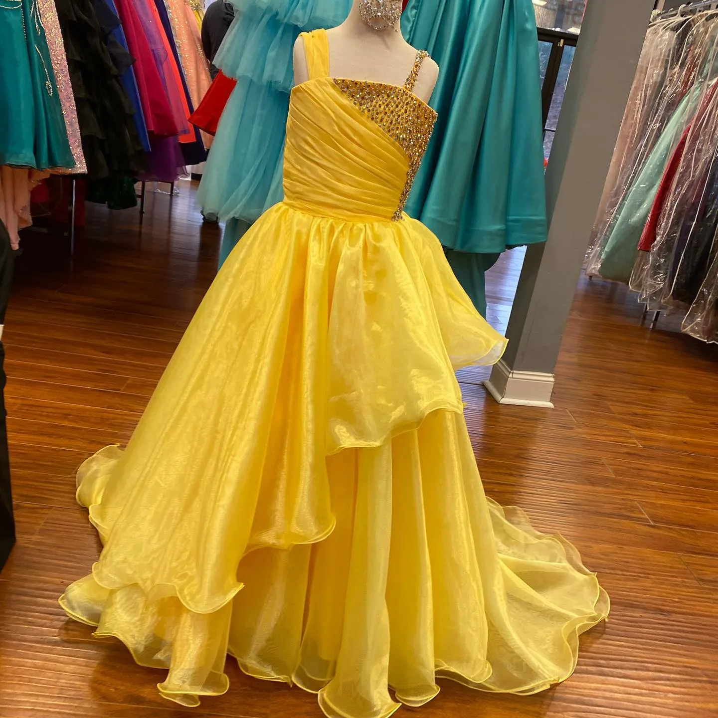 Yellow Girl Pageant Dress for Little Girls 2023 Crystal Beading Ruffle Tiered Organza A-Line Kids Birthday Spaghetti Formal Party Wear Gown Spädbarn Toddler Teens
