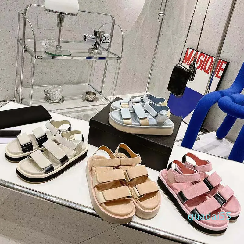 Moda-Sandalias para damas Zapatos casuales de diseñador Tacones altos de cuero de goma Lugares al aire libre casuales Playa Zapatillas de verano