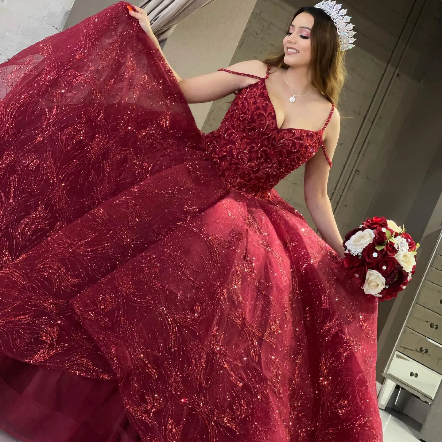 Bourgogne paljetter quinceanera klänning 2023 Sparkle puffy prinsessa vestidos de 15 anos baskisk söt 16 klänning lång prom klänning spaghetti snörning bollklänning rufs