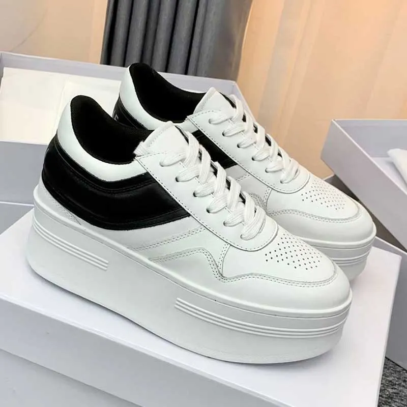 Nouvelles chaussures blanches pour femmes bout rond design luxe rétro sensation décontractée tout-match chaussures pour dames simples et généreuses semelle super épaisse de 5 cm