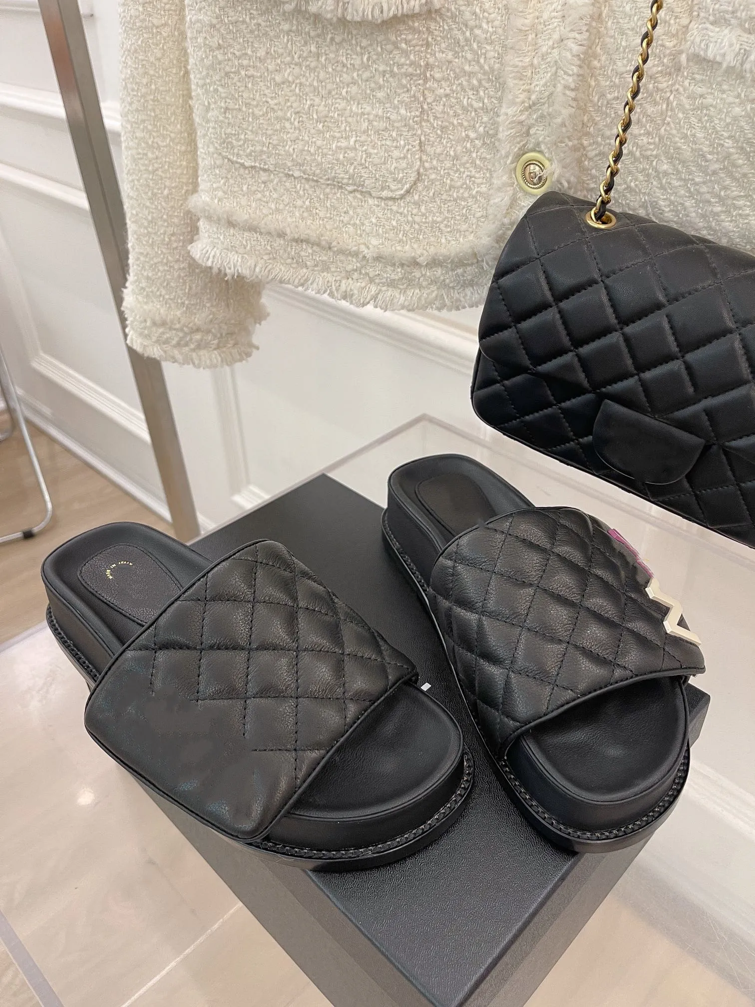2022 Neueste Frauen Sandalen Luxusbrand Slipper Designer Lambskin Mode-Pantoffeln mit bonbonfarbener Buchstabenverschluss und dicke Sohlensäure Sandale Weichleder