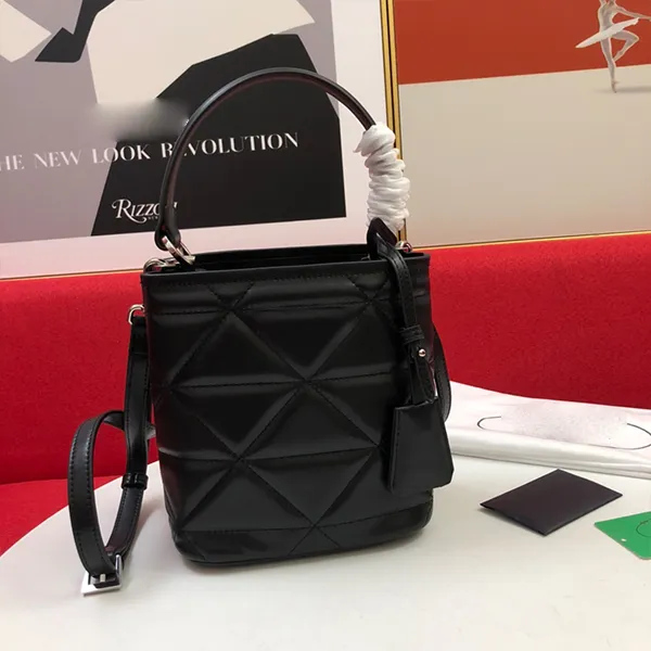 Borsa tote shopping con secchiello triangolo ricamato di design Borsa a tracolla con tracolla Borsa a tracolla in filo Pelle verniciata con fibbia argento Borsa da donna di grande capacità