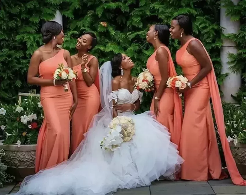 2022 robes de demoiselle d'honneur de corail sirène une bandoulière en satin plage mariage robes d'invité, plus la taille sur mesure formelle occasion porter