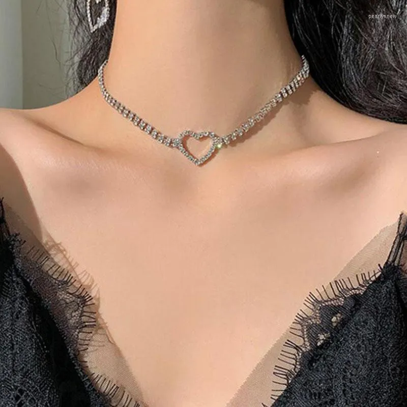 Chokers koreanska lyxiga blixt Rhinestone Love Heart Pendant Choker Kvinnor Kort halsband Wild ClaVicle Chain Net Red Neck smycken Tillbehör Pea Pea Pea