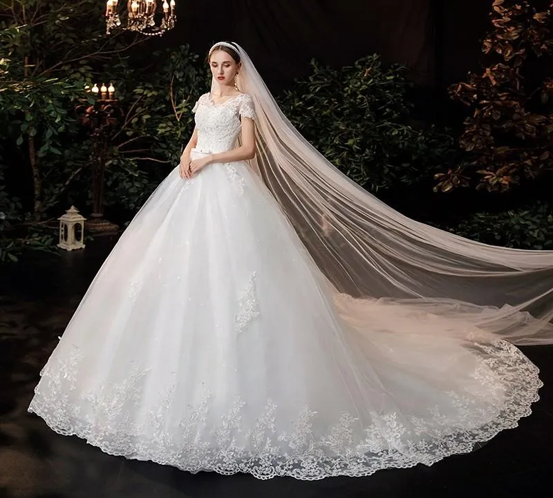 Andra bröllopsklänningar 2022 Luxury Lace V Neck Ball Gown Kort ärm Princess Illusion Applique Brudklänningar Casamento