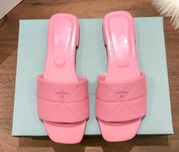 صندل جديد Slippers Summer جميلة تصميم الكعب منخفضة أحذية مشرقة مريحة