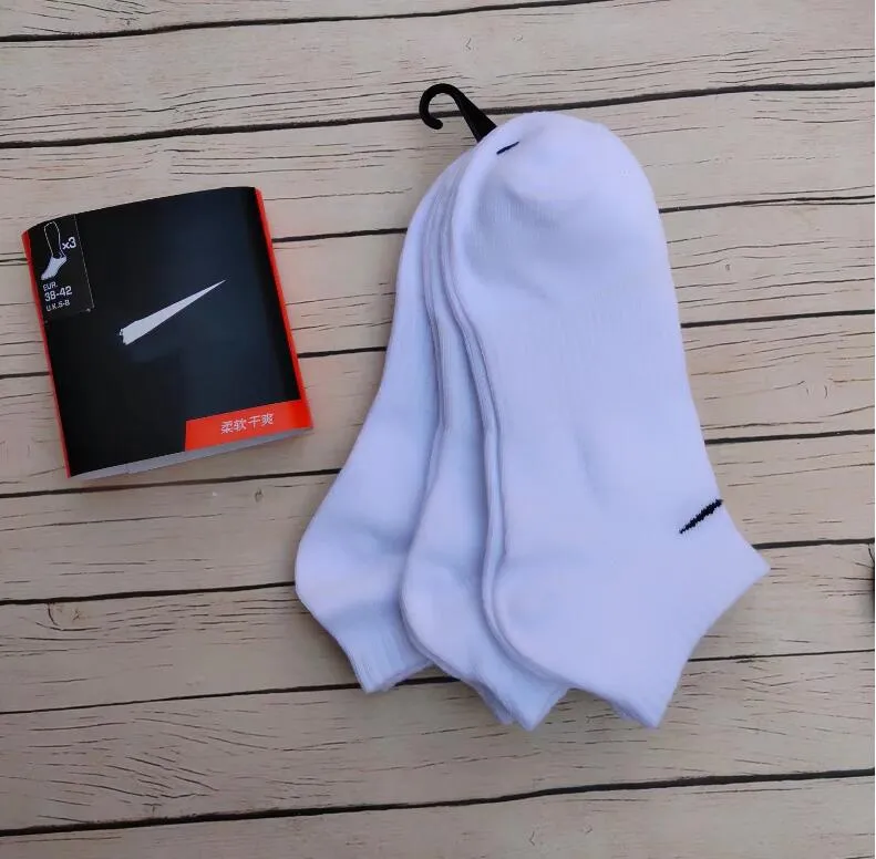 Chaussettes de sport de créateurs Chaussettes pour femmes pour hommes Blanc noir gris couleur unie Tube intermédiaire Respirant et évacuant la transpiration Chaussettes de marée pour couples en coton d'été