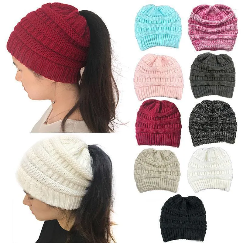 Beanie/Totenkopfkappen Einfarbige Schachtelhalmmütze Herbst Winter Warme hintere Öffnung Schwanz Strickmütze Wolle Ohrenschützer Charmante Frauen Outdoor Cap Ol