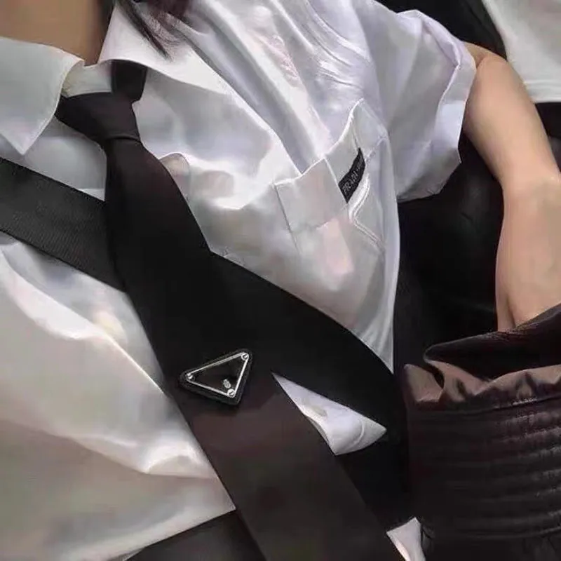 Designer Womens Slips Mens Tie Luxury Business Men Silk Cravat Formell tillfälle Matchande Suit Shirt Shirt Neck Tie Triangle Slips