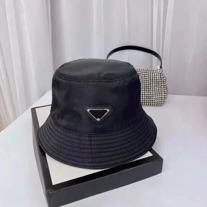 Designers bucket hattar Lyxig solhatt enfärgad bokstav buckethat casual temperament hundra ta par kepsar resa Trädgård mode keps mycket trevlig