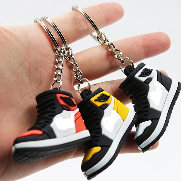 Keychains Lanyards Creative 3D Mini Basketball Shoes Stereoskopiska modell Keychains Sneakers Entusiast Souvenirer Keyring Car Ryggsäck Present V3K6