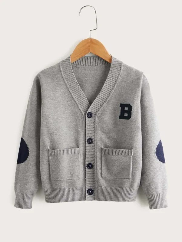 Cardigan con toppa sul gomito a contrasto con lettera ricamata per bambini e ragazzi SHE