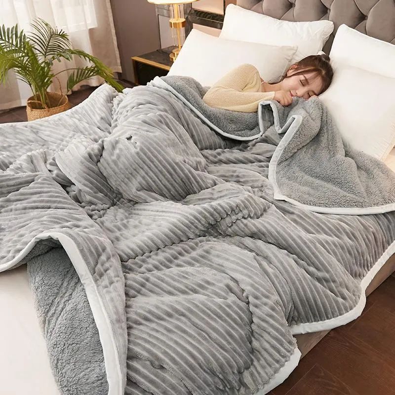 Coperte Raschel Coperta Super Morbida Calda e Accogliente Inverno 3 Strati Addensare Velluto Magico Lana di Agnello Trapuntata per Copriletto Coperte