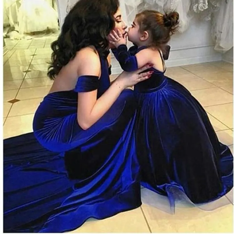 Royal Blue Beaded Mermaid Prom Klänningar Halter Neck Satin Appliqued Evening Boll Kappor Plus Storlek Golv Längd Tulle Formell Klänning