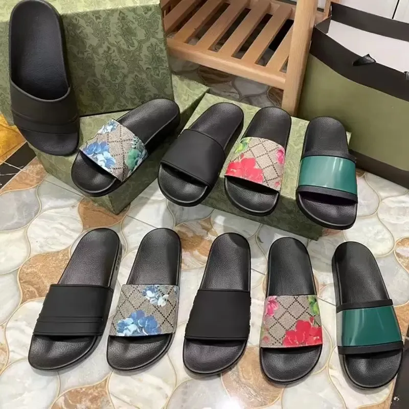 Designer Box Gummi rutschkana lyx Hemtoffel Blommor brokad herrsandaler Utrustning bottnar Flip Flops dam randig Beach causal toffel med dammpåse