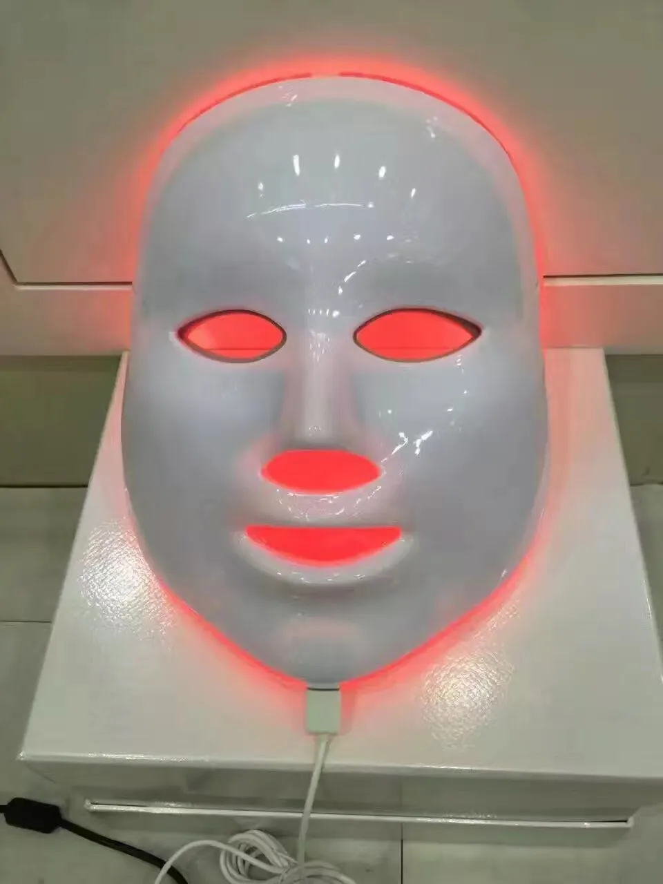 Aanpasbaar led-gezichtsmasker voor kleurrijke fotonenlichttherapie - herbruikbaar, draadloos en betaalbaar voor huidverzorging