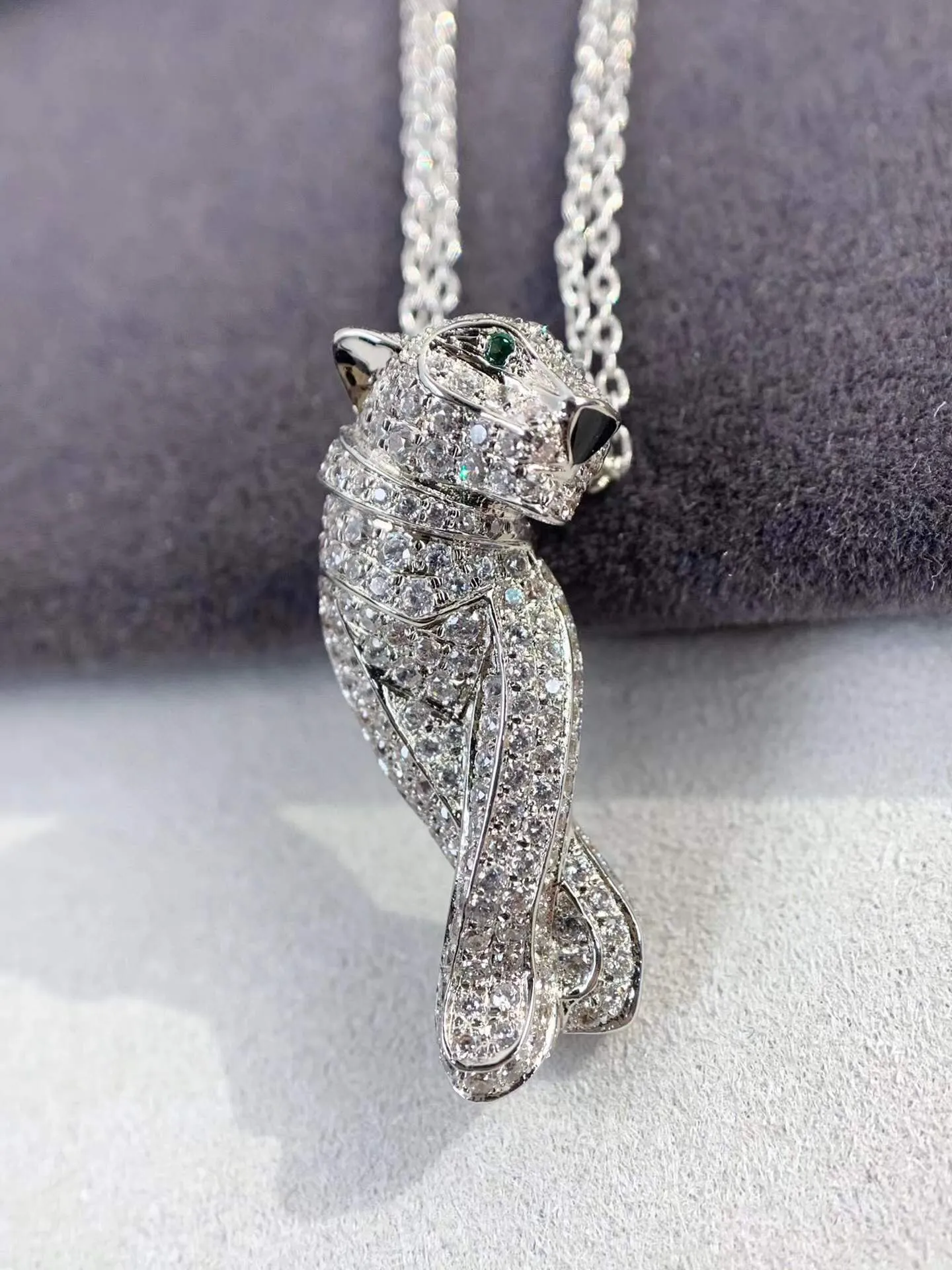 Klassische neue Green Eye Leopard Halsketten f￼r Frauen Zirkon Panthere Schmuck Full Diamond Panther Anh￤nger Doppelkette Choker
