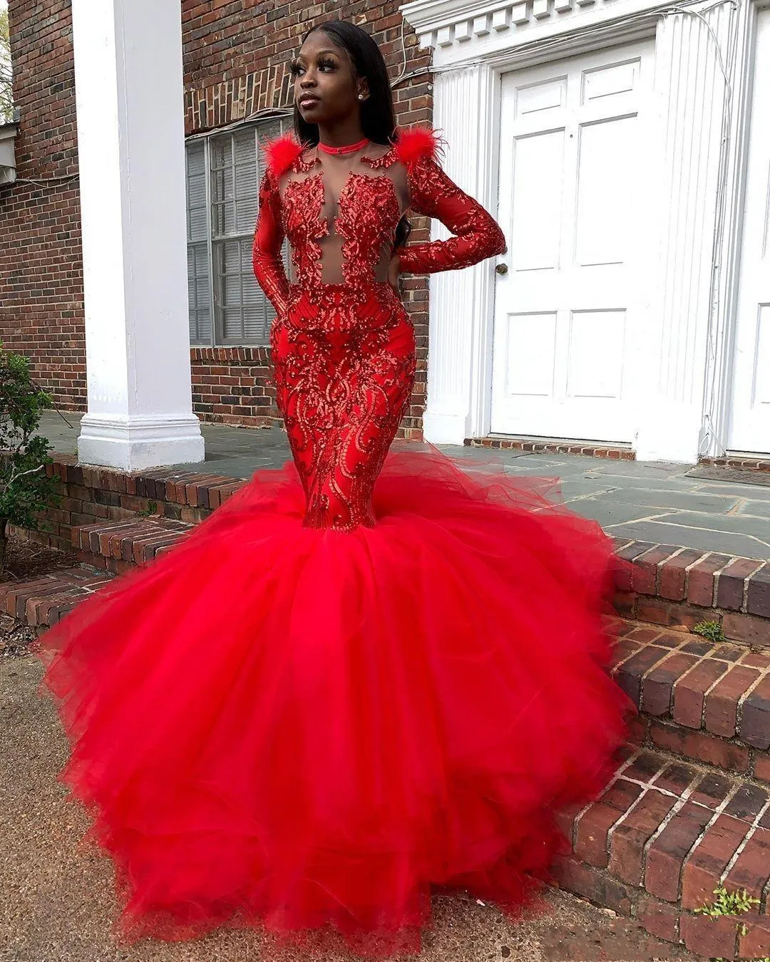 Funkelnde rote Pailletten-Abschlussballkleider mit langen Ärmeln, Feder-Meerjungfrau-Festzug-Kleid für besondere Anlässe für afrikanische schwarze Mädchen, Juwelenausschnitt, sexy Illusion, formelle Abendkleider