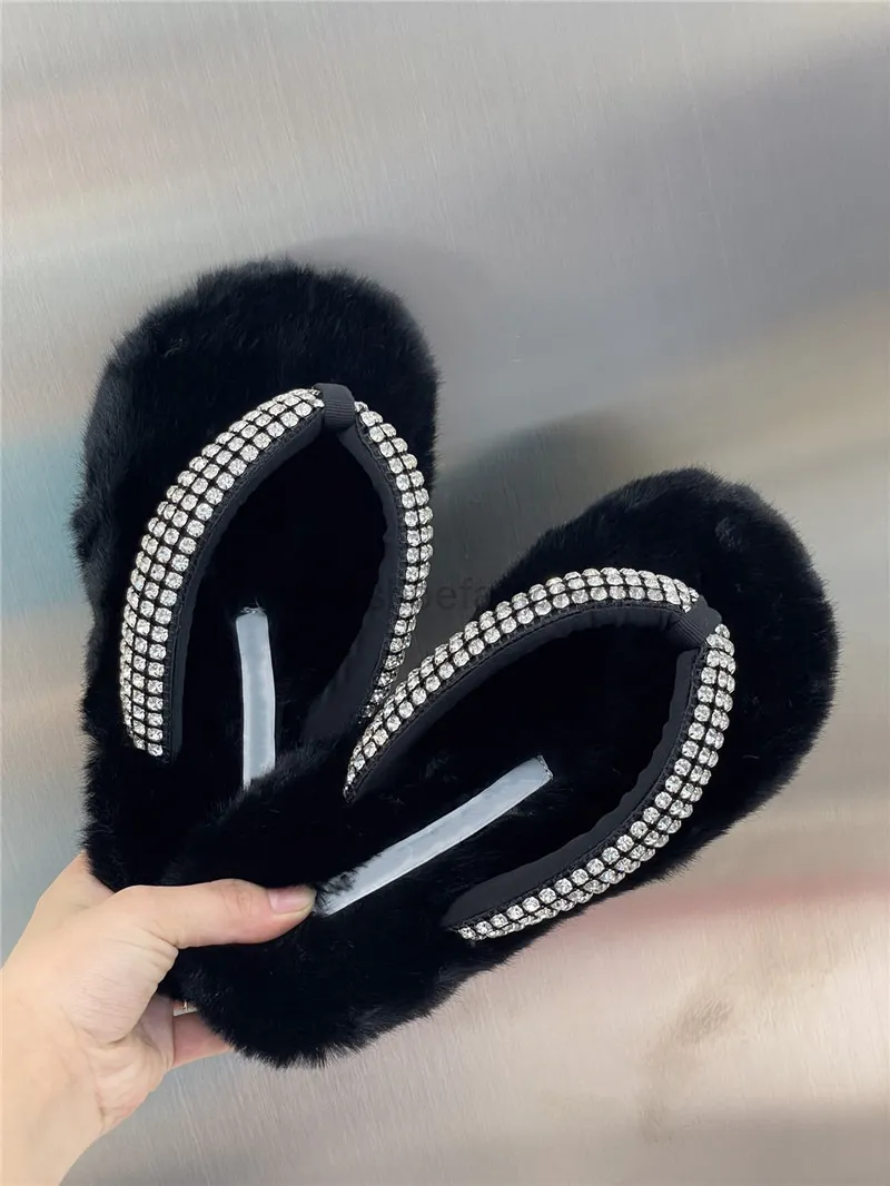 Pantofole di peluche nere morbide e comode invernali e autunnali Infradito con lacci di strass Bella pantofola da esterno di design da donna Scarpe infradito