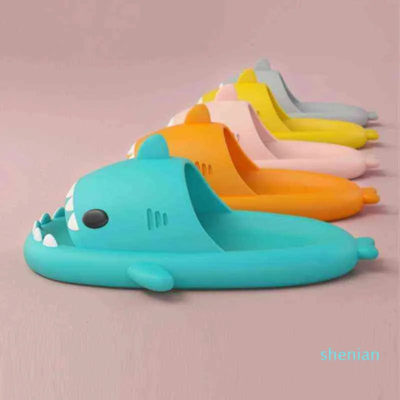 2022-Summer Lovely Shark Shape Women Slippers Cartoon Couples Slides Sandals de praia não deslizam o banheiro de casas de eva de chinelas de meninas