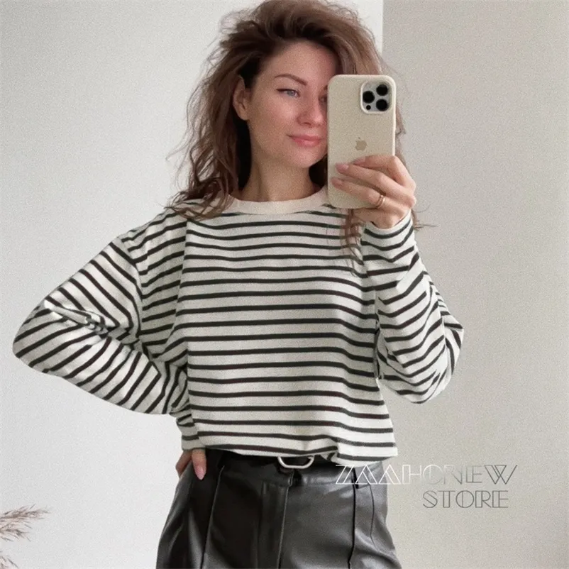 ZAAHO Autumn Winter Women Fashion Stripe T-shirt Ladies Casual O-Neck Long Sleeve Tees Loose Pullover Tops Female 220525