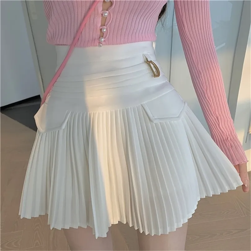 Vita veckade kjolar Sexig casual Slim College Women High midja Mini Metal Letter D Aline Clubwear Korean Fashion Style 220701