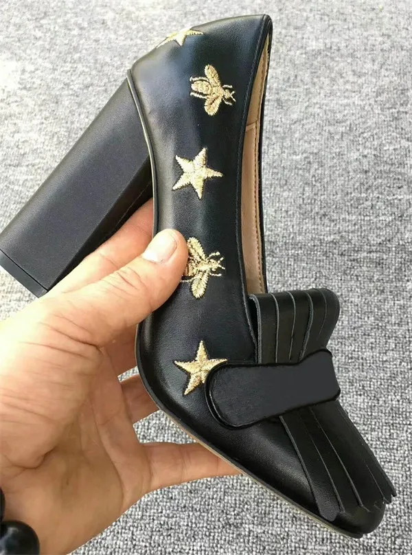 Lyxiga kvinnor Mid-Heel Pumps Loafer Skor Designer Broderade Real Leather High Heel Sandals Klänning Bröllopskor med Box Storlek 42 Nr 28