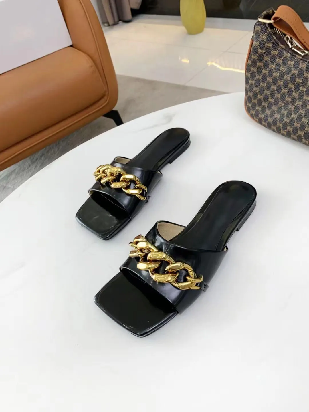 The latest women's high-heeled slippers are full of diamond design, leather outsole, complete packaging, Chain decoration