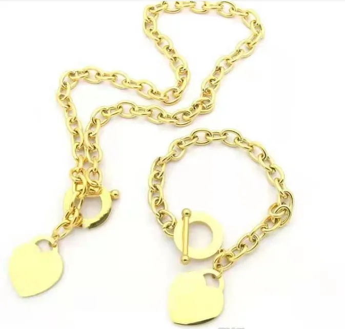 Collana a forma di cuore con braccialetto firmato Abito di moda femminile di lusso Gioielli di marca con scatola di imballaggio Riunione sociale gi290T