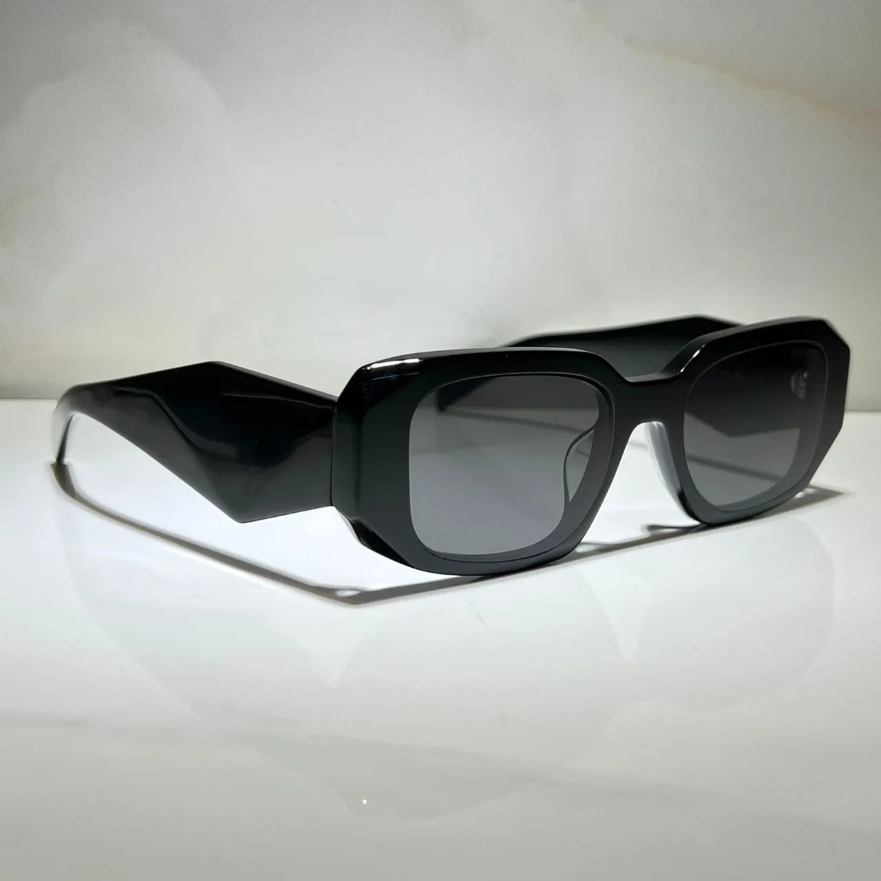 Lyxiga solglasögon för män och kvinnor 17WF Designer Style Anti-ultraviolet Retro Square Plate Full Frame Fashion Gereglasses Random Box