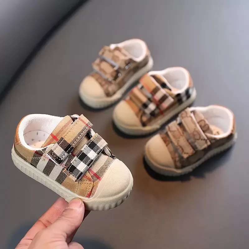 Högkvalitativ barn canvas skor sneakers pläd bokstav barn baby sko pojkar flickor lätt mjukt icke-halk casual sneakers