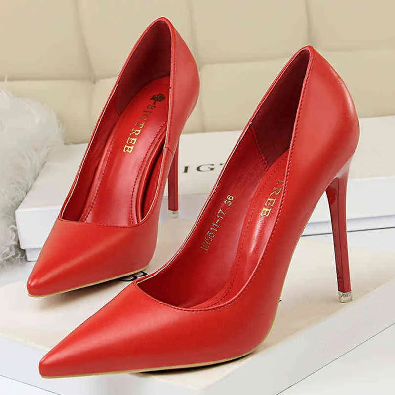 مصمم-مصمم -2022 أزياء المرأة مضخات الصلبة 7 ألوان عالية الكعب أحذية أحمر أسود أبيض الزفاف السيدات أحذية الخنجر مثير منصة المرأة