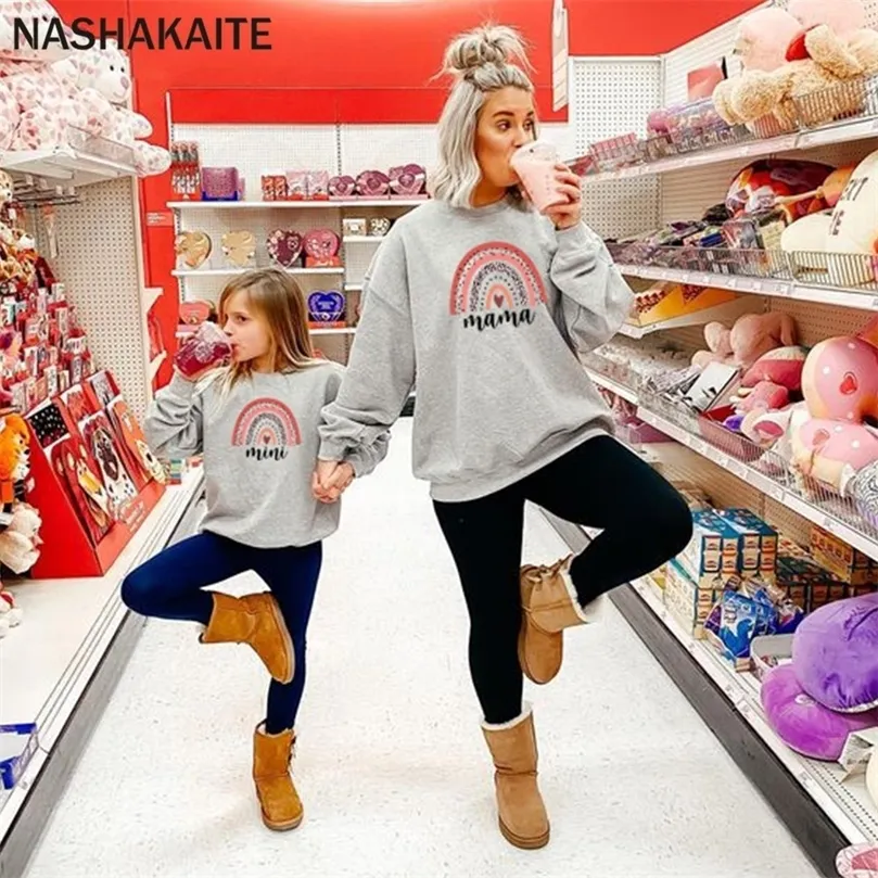 NASHAKAITE Printemps Famille Sweat Mère Et Fille Vêtements Mini Mama Rainbow Imprimer Sweatshirts Pour Maman Et Moi Vêtements 220531