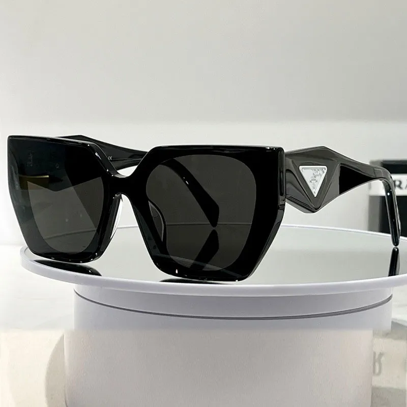 Designer Classic Symbol Mens SPR82WS Fashion Womens Leisure Vacation UV Protection Lenses Black White Solglasögon med originallåda