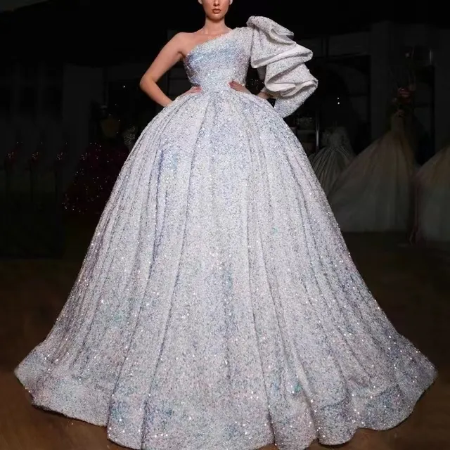 2022 Abiti da sposa monospalla bianchi di lusso Abiti da sposa con lacci con paillettes scintillanti Manica lunga Lunghezza del pavimento Arabo Dubai Robe De Mariee Custom Made